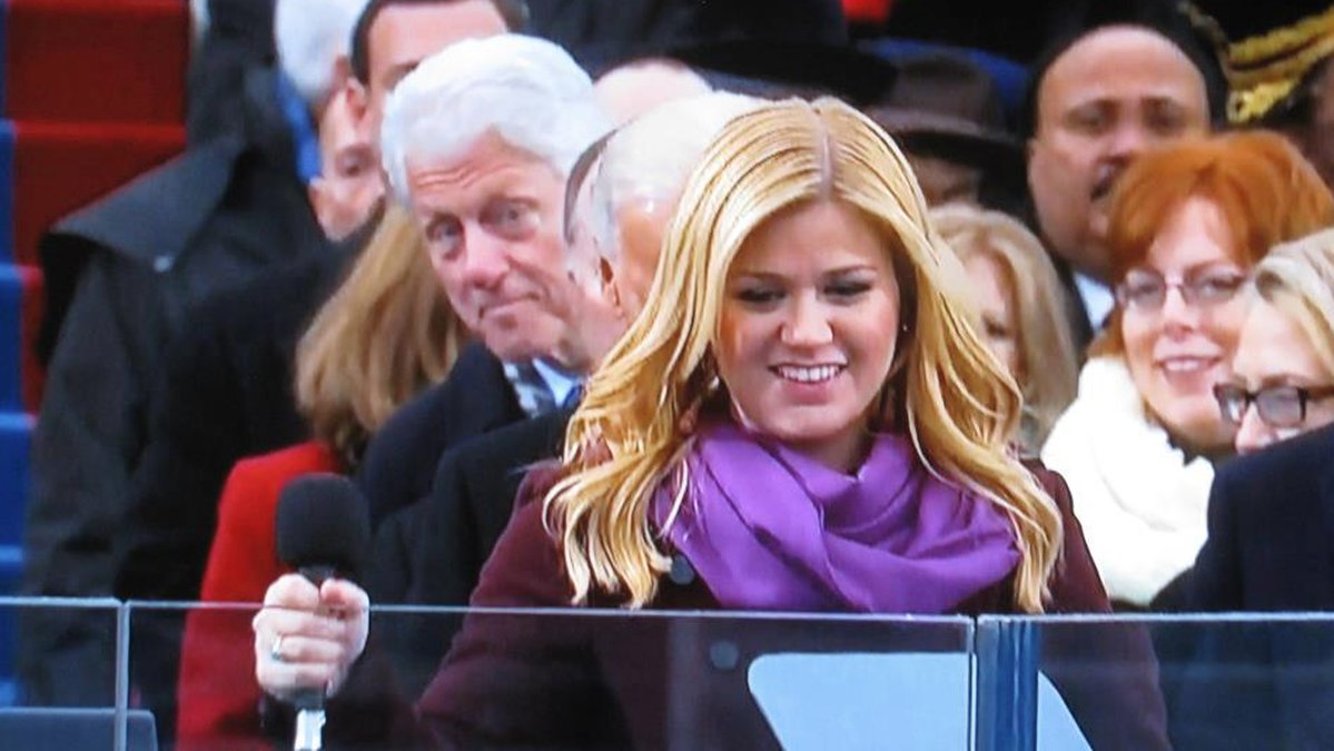 Bill Clinton är sig lik. Här fastnar ex-presidenten på bild när han spanar han in popstjärnan Kelly Clarkson.